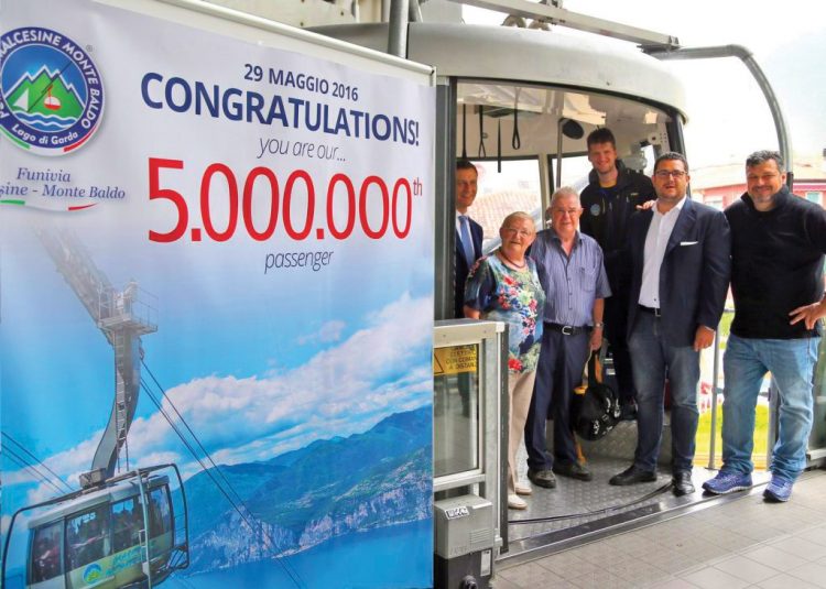 Seilbahn-Unternehmen prämiert deutschen Urlauber als fünfmillionsten Passagier