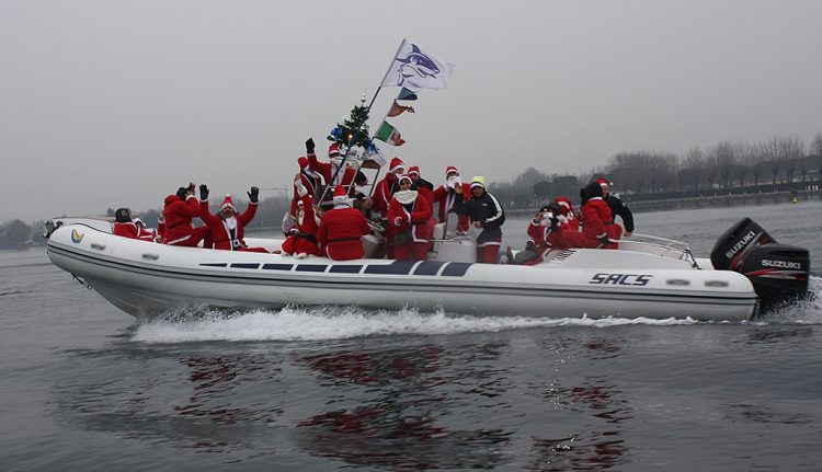 Weihnachtsmänner erreichen Garda per Boot