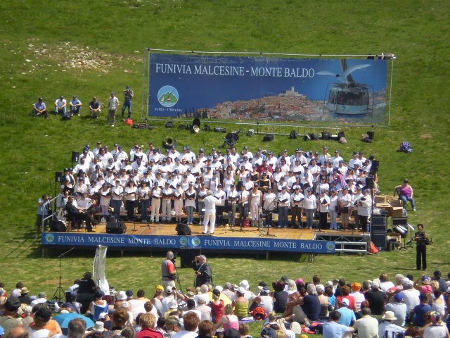 Der Chor der Arena tritt auf dem Monte Baldo auf