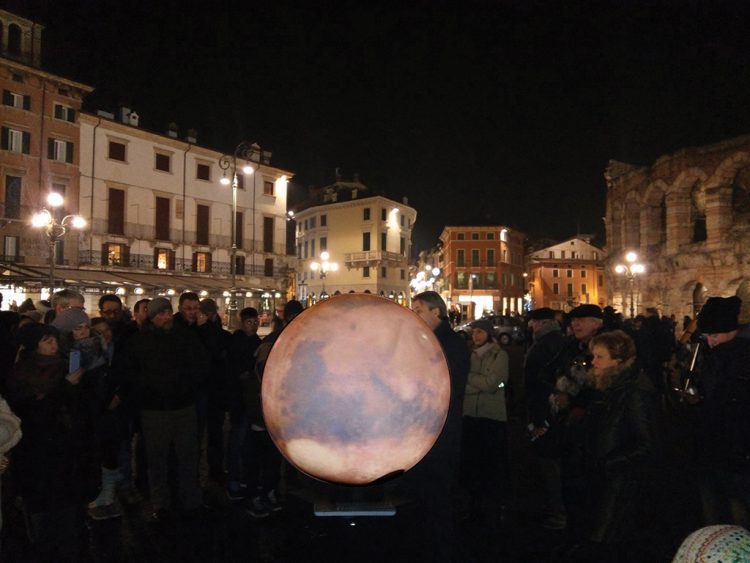 Verona: Ein Blick zum Mond vom Piazza Bra