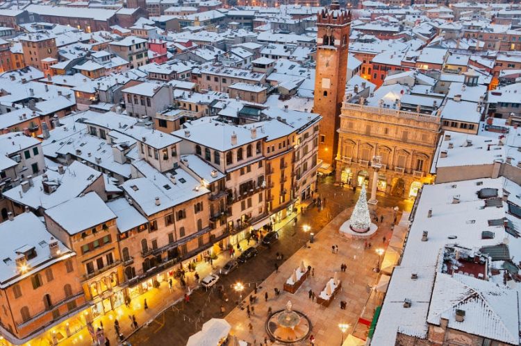 In Verona laufen die Vorbereitungen für den Weihnachtsmarkt 2018