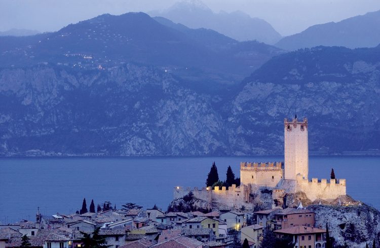 Burg von Malcesine ist in der Top Ten der Burgen Italiens