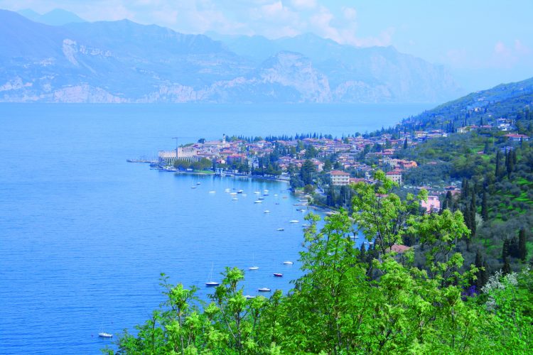 Zubringerbus verbindet Torri mit  seinen Ortsteilen