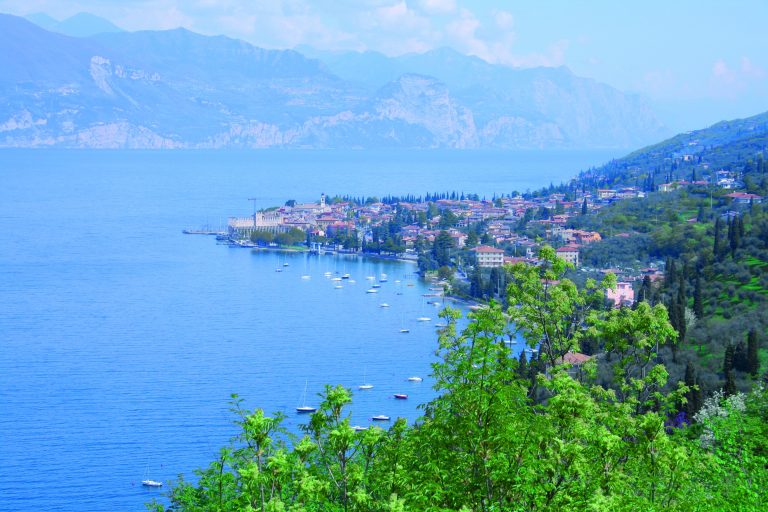 Zubringerbus verbindet Torri mit  seinen Ortsteilen