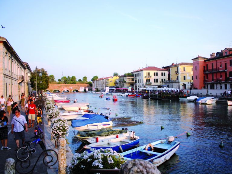 Peschiera, in Handschellen zwei junge Männer, die ankernde Boote ausrauben wollten