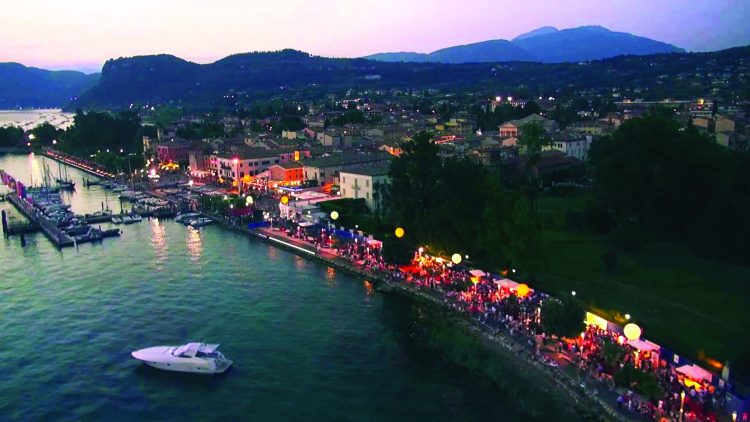 Bunter weihnachtlicher Veranstaltunsgkalender in Bardolino