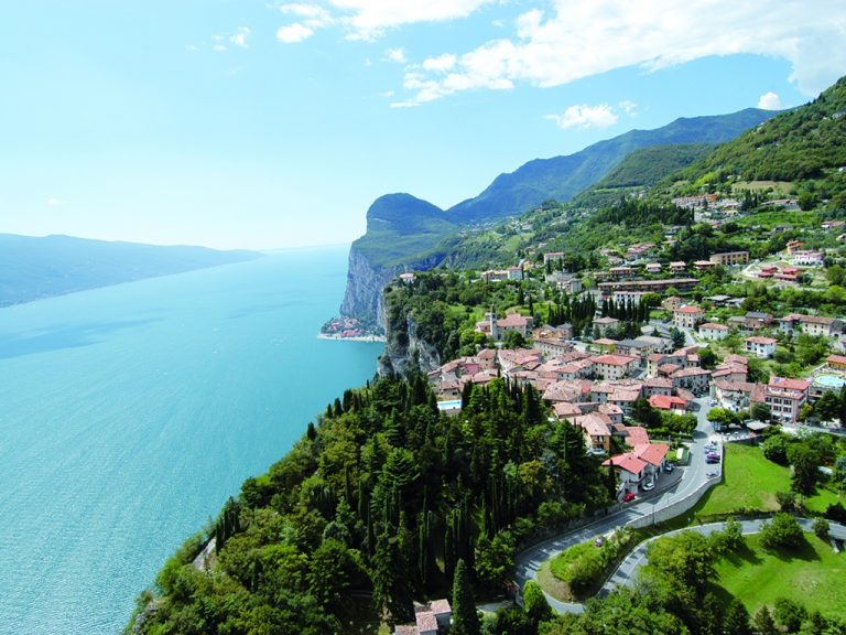 Unter den schönsten und meistbesuchten italienischen Dörfern sind Tremosine und Gardone Riviera unter den Top 13