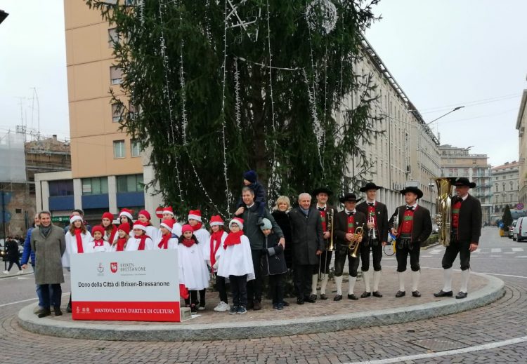 In Mantua der traditionelle Weihnachtsbaum von Brixen