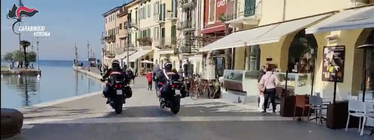 Carabinieri im Dienst am Gardasee steigen auf Motorräder