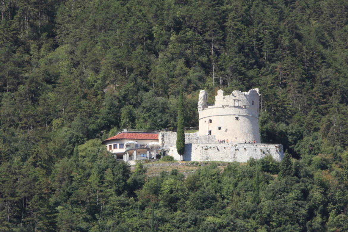 Riva del Garda: Die venezianische Bastion wird zum Weltautismustag blau