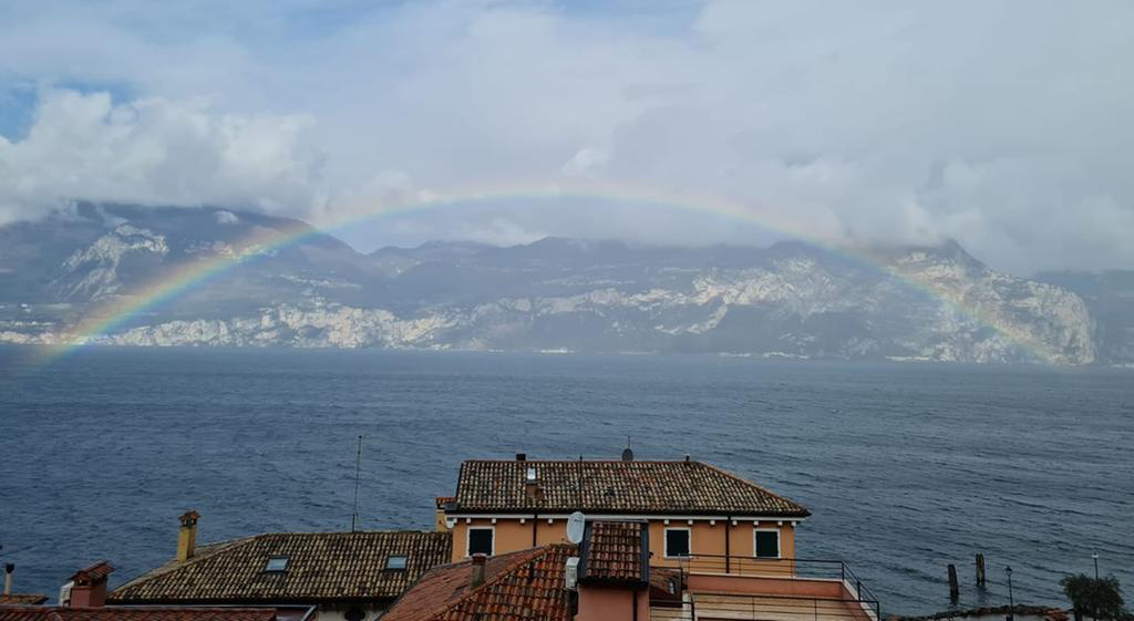 Regenbögen am Gardasee: Zwischen Brenzone und der Insel Trimelone geht es rund