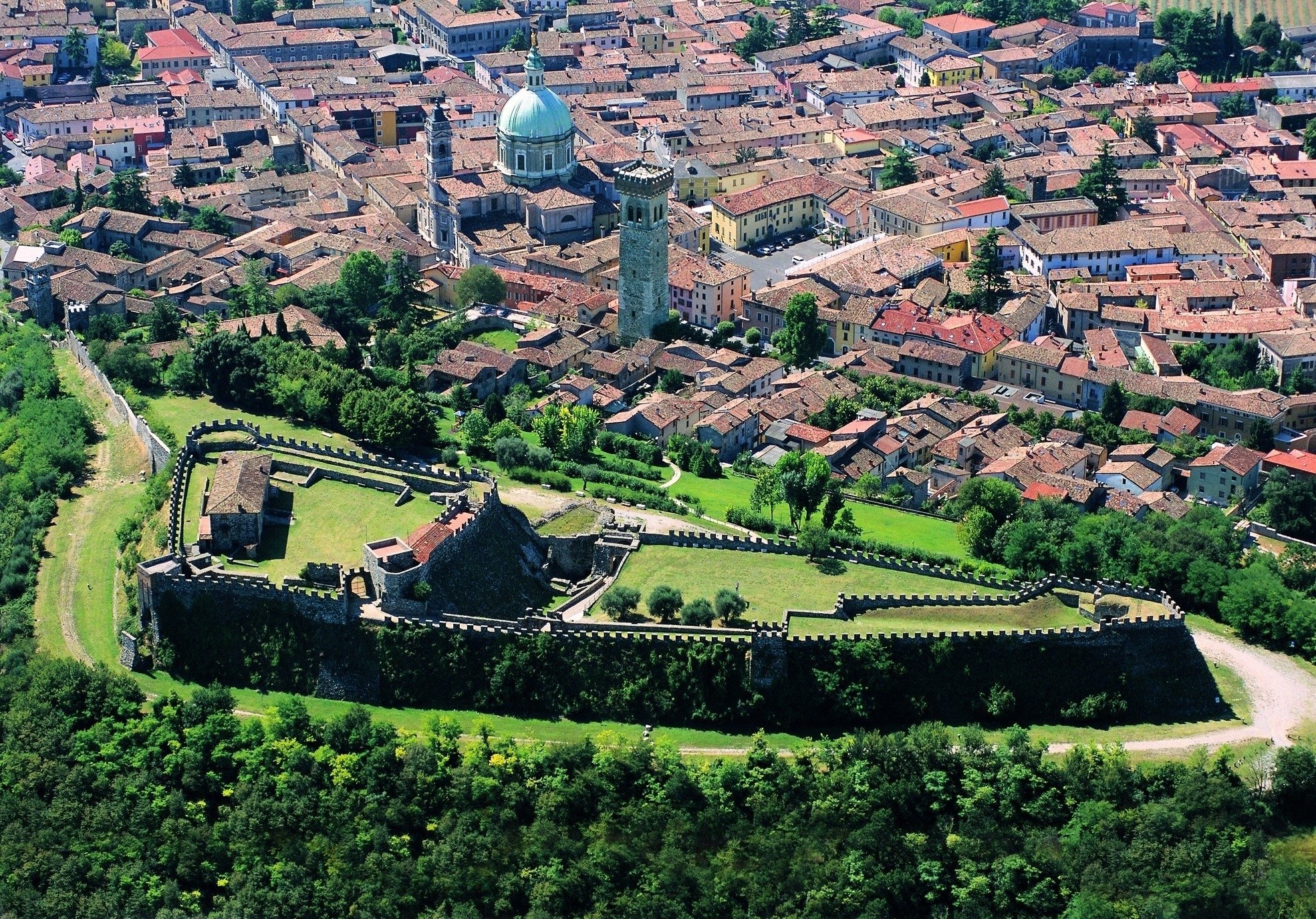 Am 17. März wird die Rocca von Lonato anlässlich des Global Greening in Grün erstrahlen