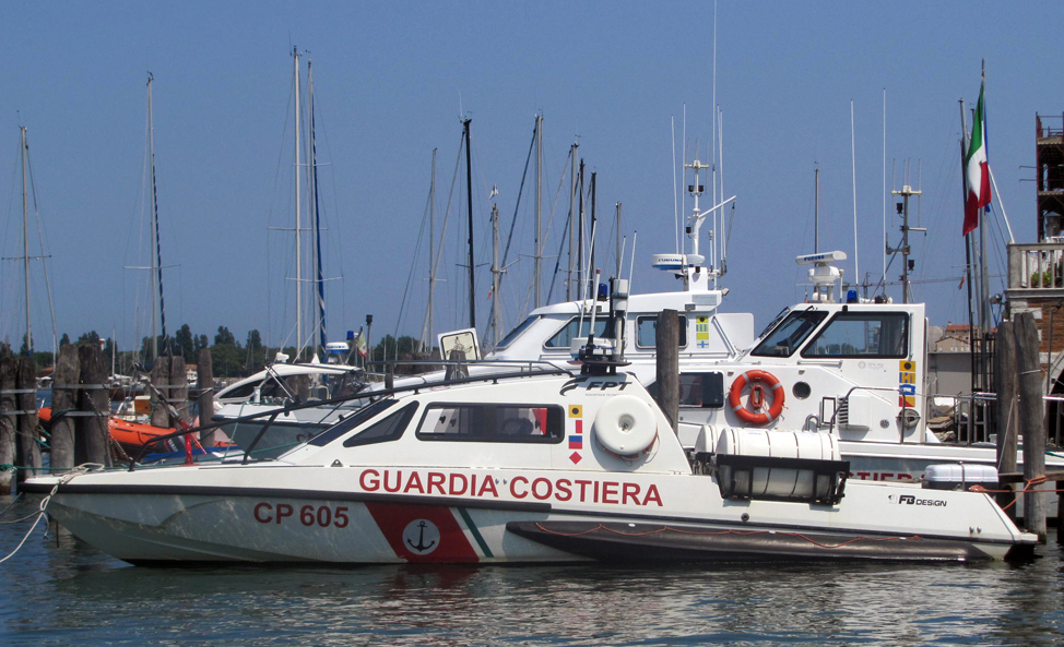 Ein neues Patrouillenboot ist im Einsatz, um Gardasee zu patrouillieren