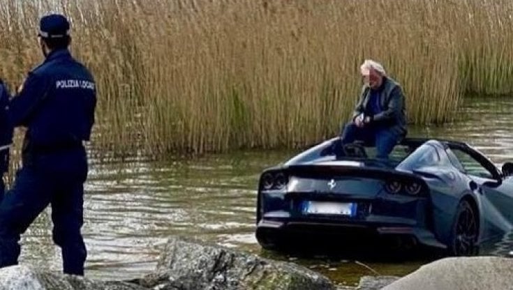 Missgeschick in Sirmione: Ein Ferrari fiel ins Wasser, ohne Folgen für den Fahrer