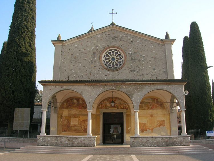 Madonna del Frassino, der Zugangsplatz zum Heiligtum ist seit zwei Jahren geschlossen