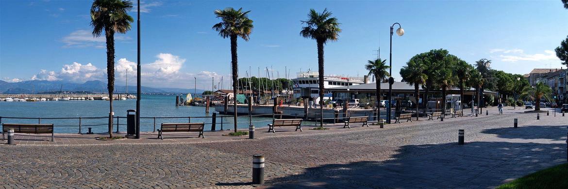 Palmen, auf Wiedersehen. Orangenbäume kommen an die Seepromenade von Desenzano