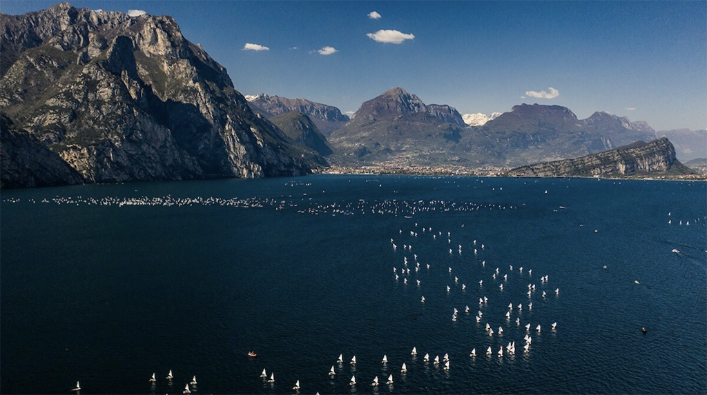 Die Segelweltmeisterschaft, Kategorie Optimist, ist bereit in Riva zu landen