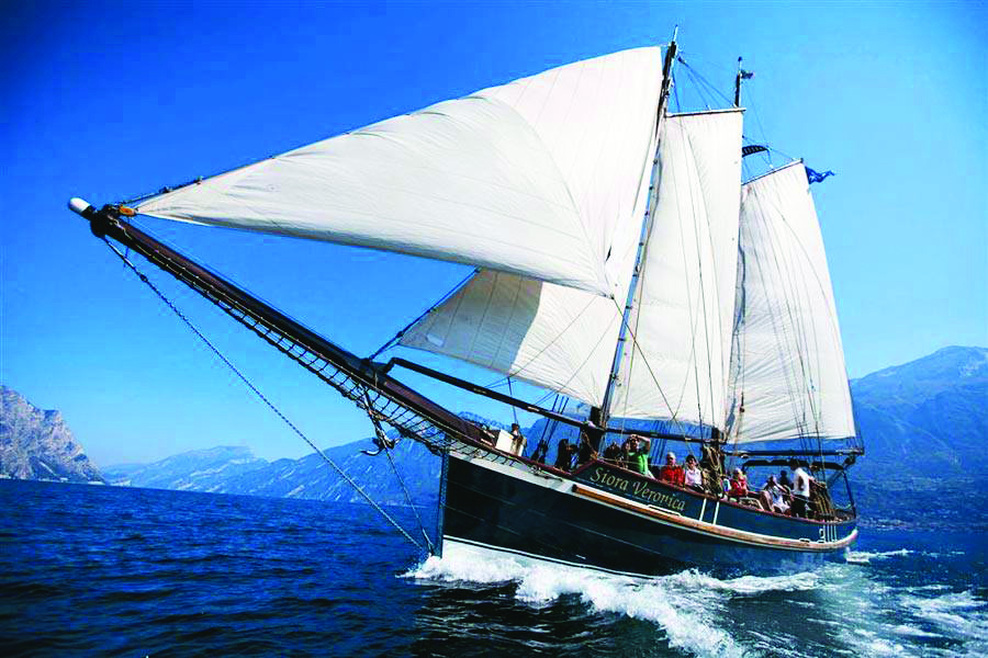 10. Juli, Festival Suoni e Sapori del Garda: in Malcesine Popkonzert auf dem Segelschiff