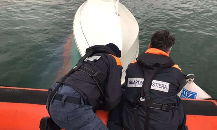 Moniga: Segelboot kentert, Steuermann im Wasser von Küstenwache gerettet