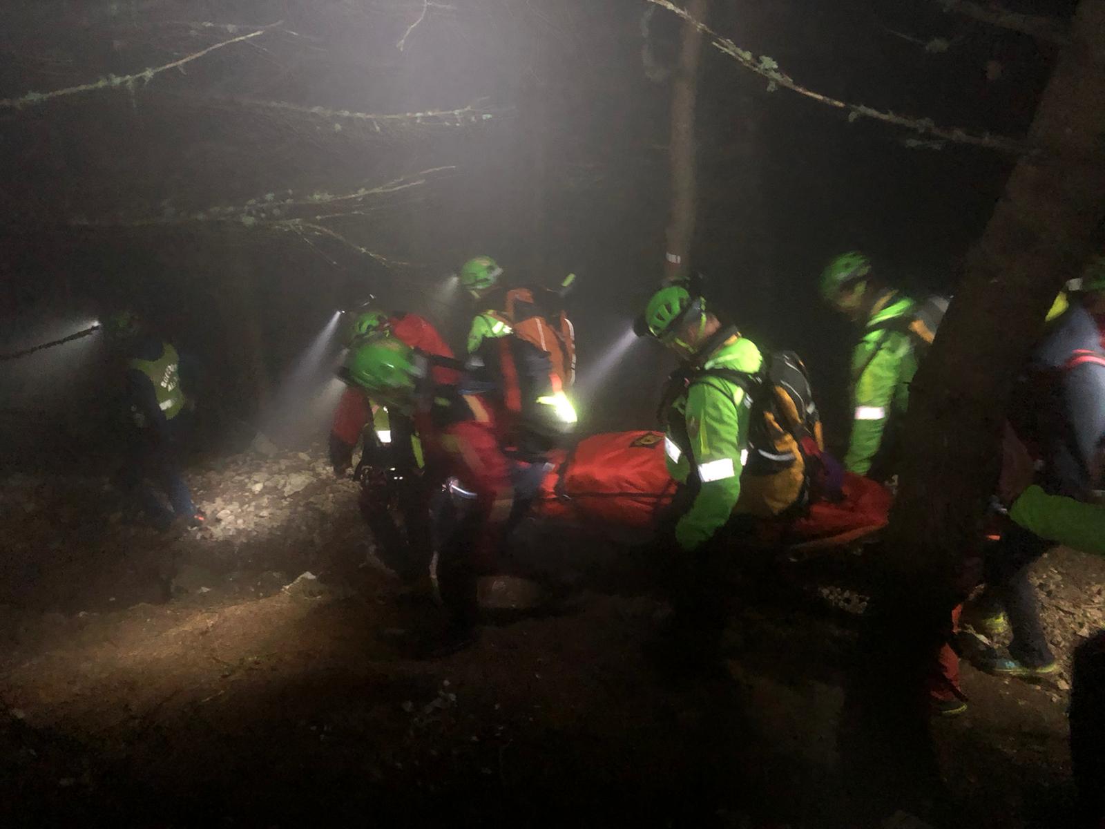 Deutsche im Dunkeln auf dem Weg oberhalb des Sees: Rettung durch die Bergwacht