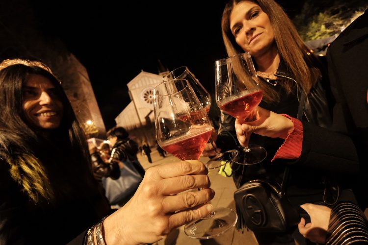 Historisches Überholen: Die meisten Weinkonsumenten sind Frauen