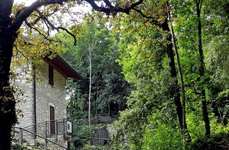Das Haus in der Cave Alte des Caproni-Waldes öffnet am Sonntag, den 31. Oktober