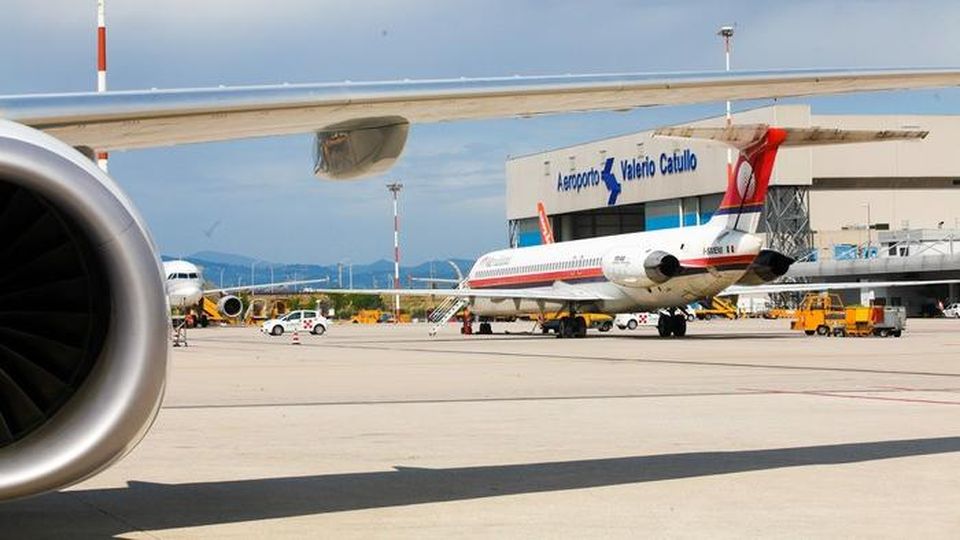 Die Start- und Landebahn wurde erneuert und der Flughafen Catullo wiedereröffnet