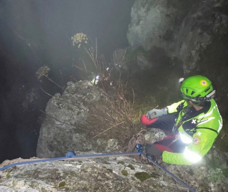 Toscolano, in der Dunkelheit auf dem Gipfel gestrandete Wanderer werden von der Bergrettung gerettet