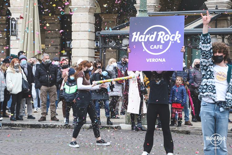 Hard Rock Cafe Verona begeistert mit einem Flashmob auf der Piazza Bra