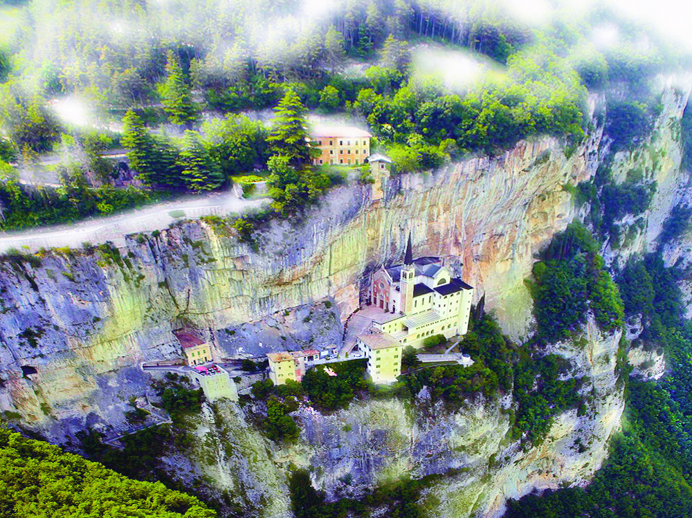 Wallfahrtskirche Madonna della Corona: Wanderer in Schwierigkeiten gerettet