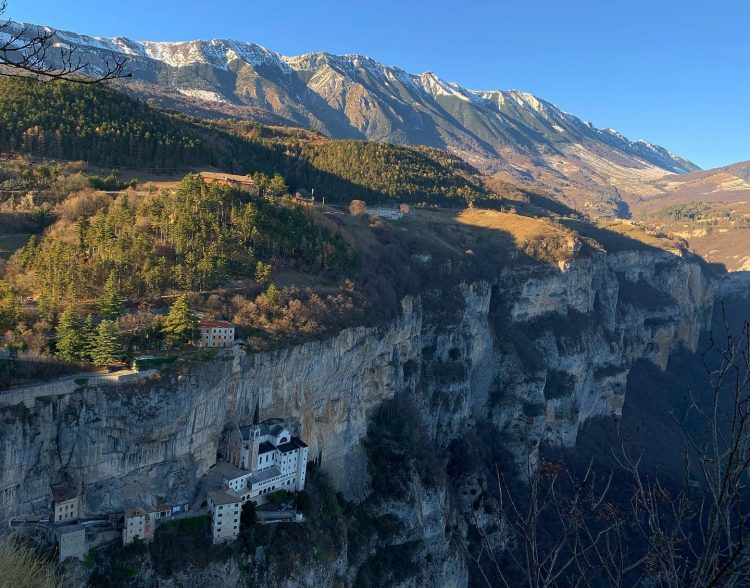 Das Valdadige (Etschtal) zeigt sich den Touristen und Pilgern in der Wallfahrtskirche