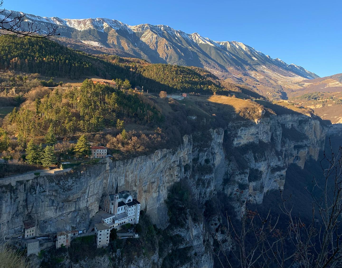 Das Valdadige (Etschtal) zeigt sich den Touristen und Pilgern in der Wallfahrtskirche