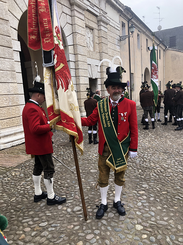 Mantua, dreihundert Schutzen aus Tirol zum Gedenken an Andreas Hofer Mantua, dreihundert Schutzen aus Tirol zum Gedenken an Andreas Hofer
