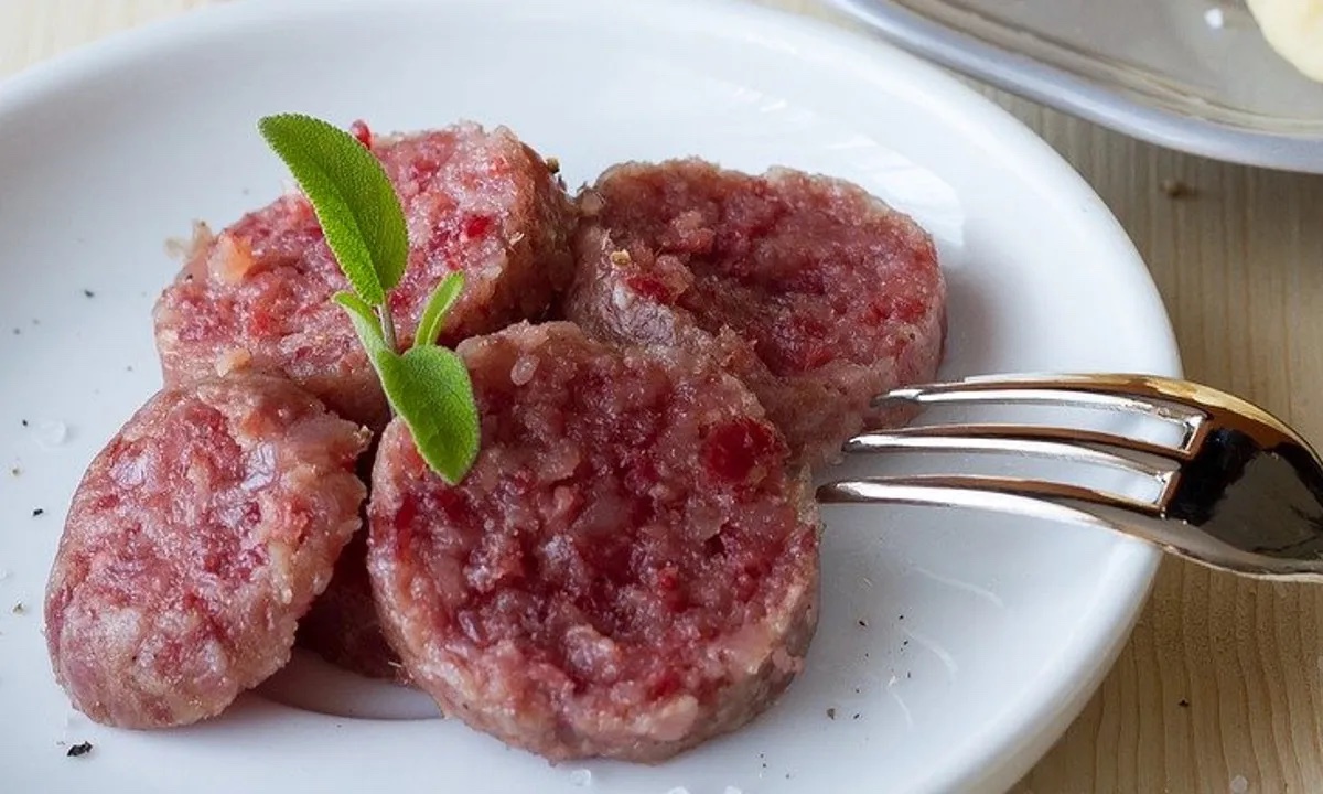 Kutteln, Cotechino (Schweinewurst) und Zunge zugunsten des Oratoriums von Lonato