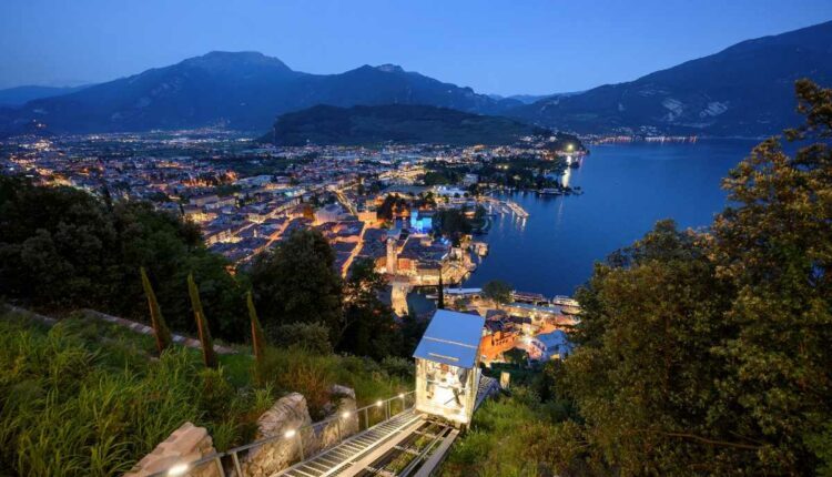 Riva del Garda: Der Apponale-Turm bleibt auch nachts geöffnet