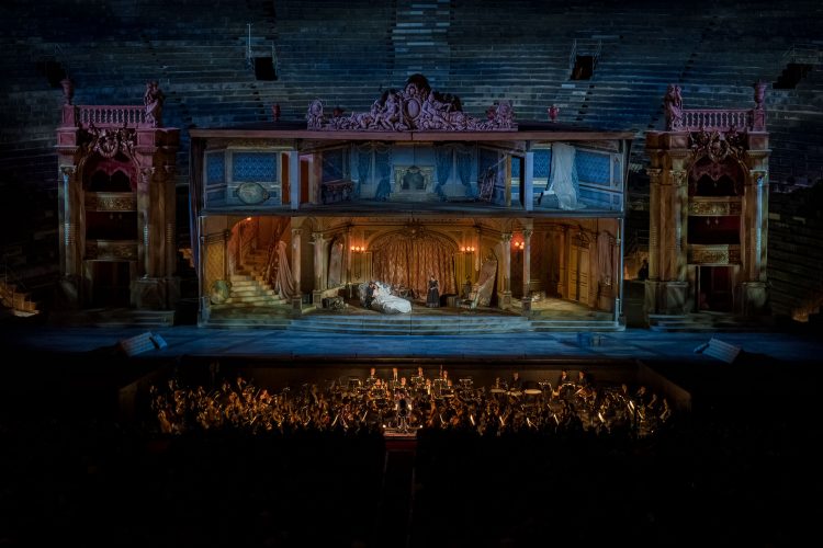 Heute Abend findet in Verona die Premiere von La Traviata, Zeffirellis letztem Werk, statt