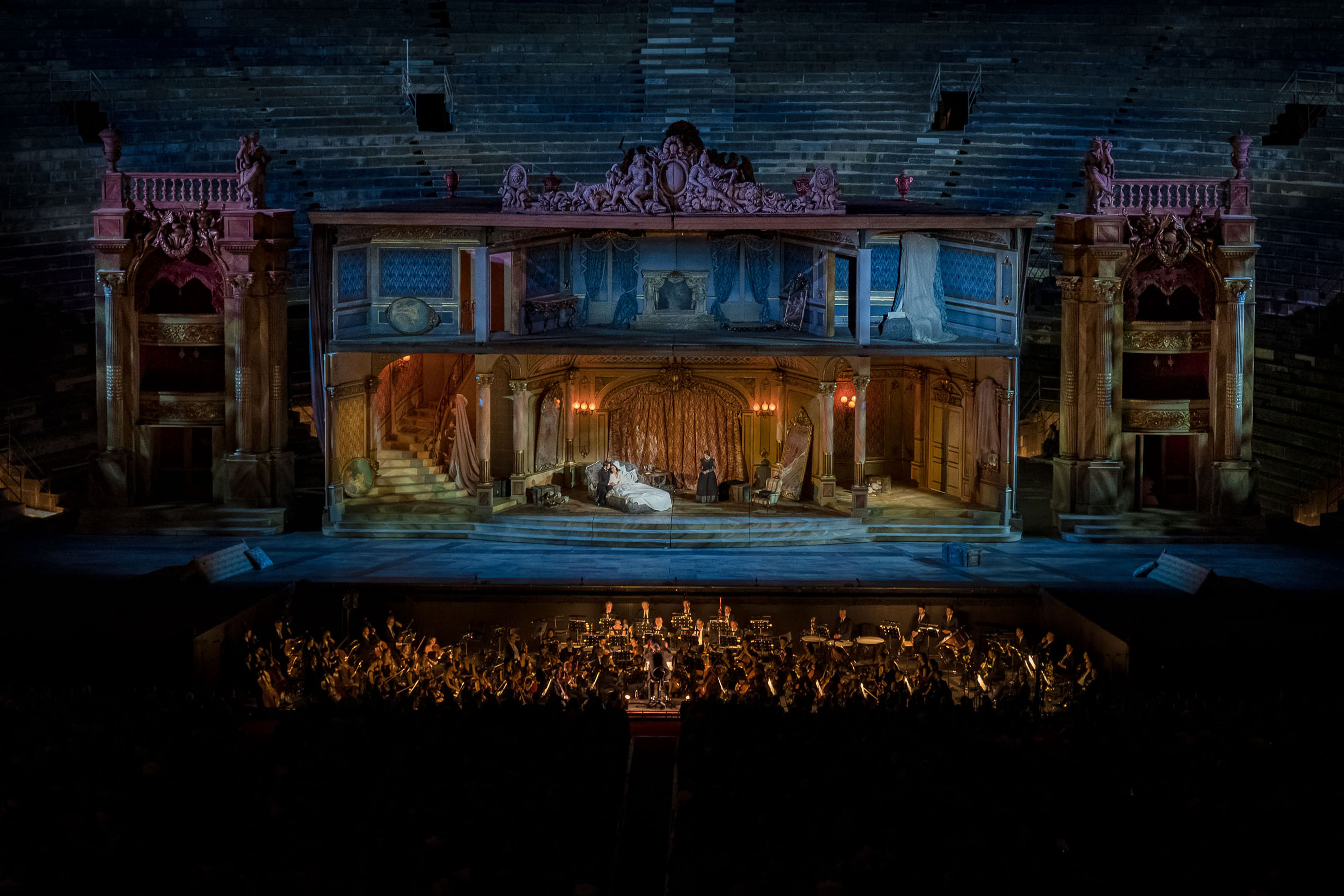 Heute Abend findet in Verona die Premiere von La Traviata, Zeffirellis letztem Werk, statt