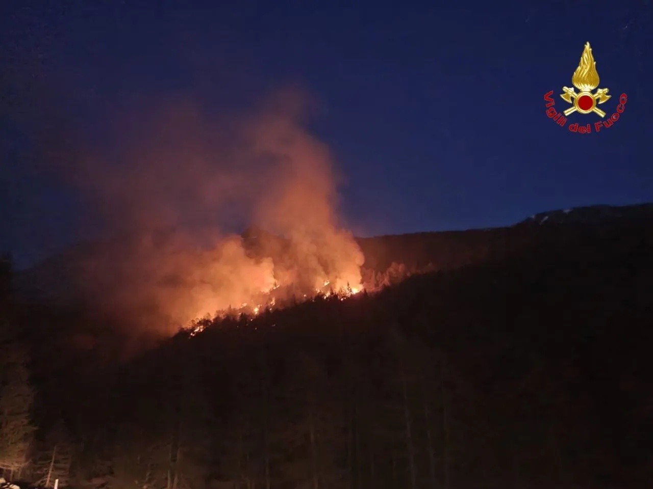 Nächtliche Flammen in den Garda-Hügeln, die Feuerwehr bei der Arbeit