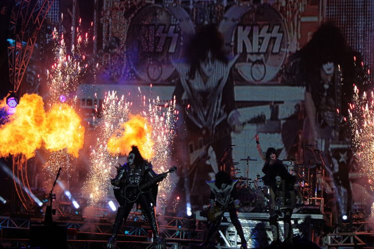 Es ist offiziell: heute Abend werden Kiss die Arena in Brand setzen