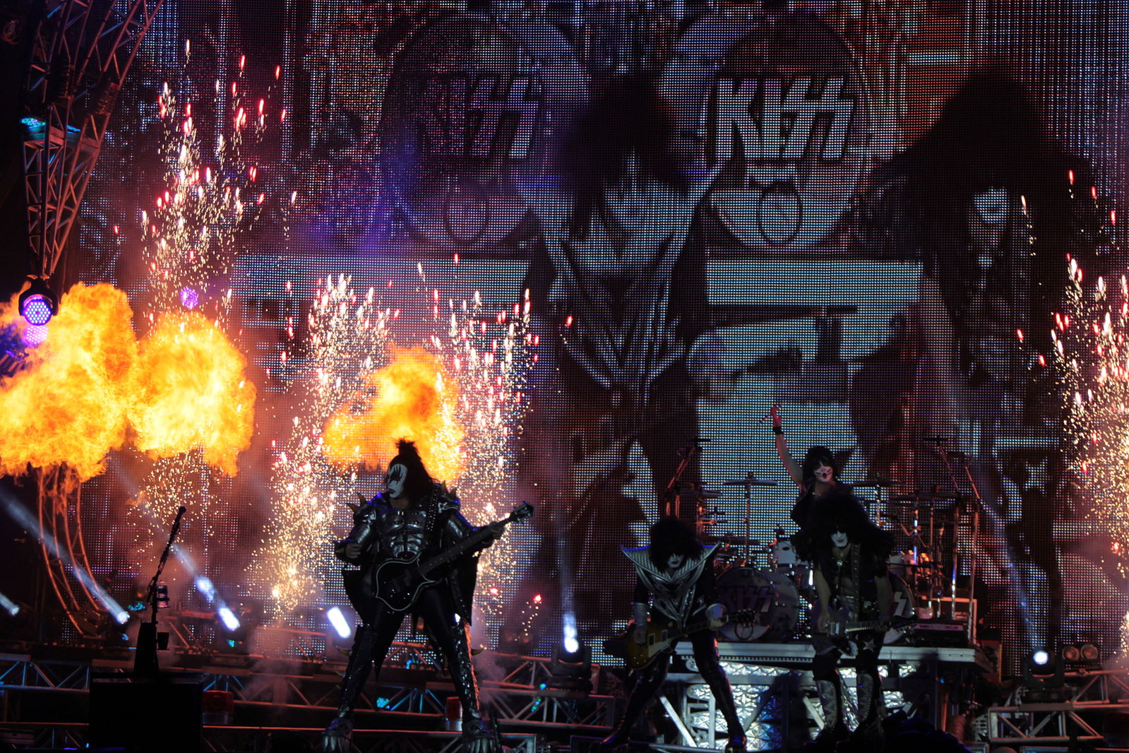 Es ist offiziell: heute Abend werden Kiss die Arena in Brand setzen