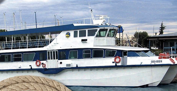 Deutscher Mann den Wellen ausgeliefert und vom Katamaran Navigarda gerettet