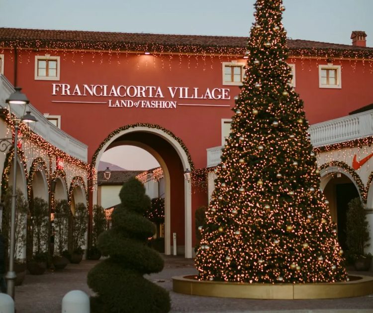 Franciacorta Village, die Einschaltung der Weihnachtsbeleuchtung heute mit Musikuntermalung