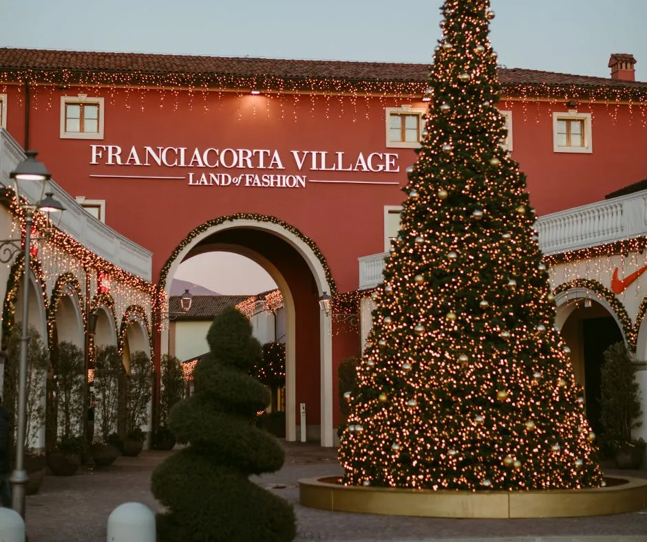 Franciacorta Village, die Einschaltung der Weihnachtsbeleuchtung heute mit Musikuntermalung