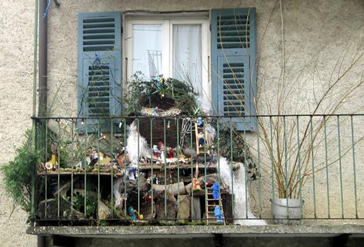 Ein Krippenwettbewerb in den Straßen von Cavaion Veronese