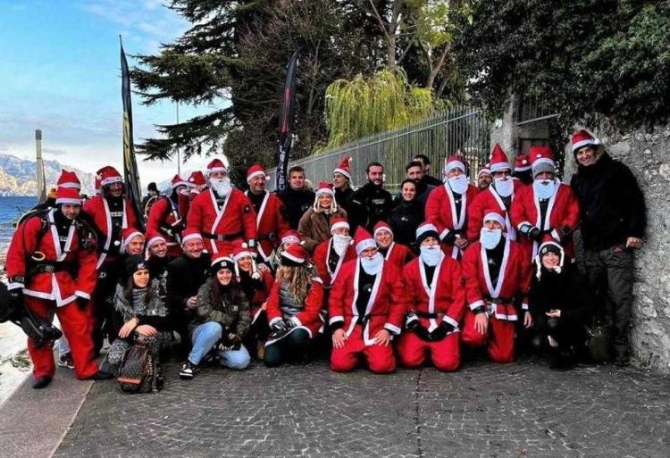 In Torri del Benaco die Weihnachtsgrüße von fünfzig Unterwasser-Santas