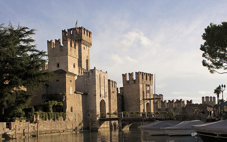 Sirmione: Einschränkungen beim Überqueren der Brücke, die zum historischen Zentrum führt