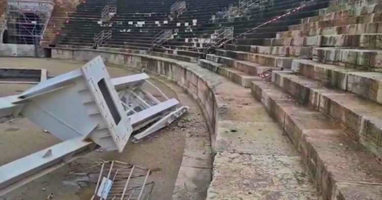 Stern der Weihnacht, heute beginnt der Umzug und die Restaurierung der Arena-Treppe