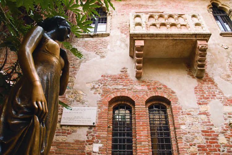 Verona: Der Eingang zum Innenhof und zum Haus der Julia vom Teatro Nuovo aus kehrt zurück