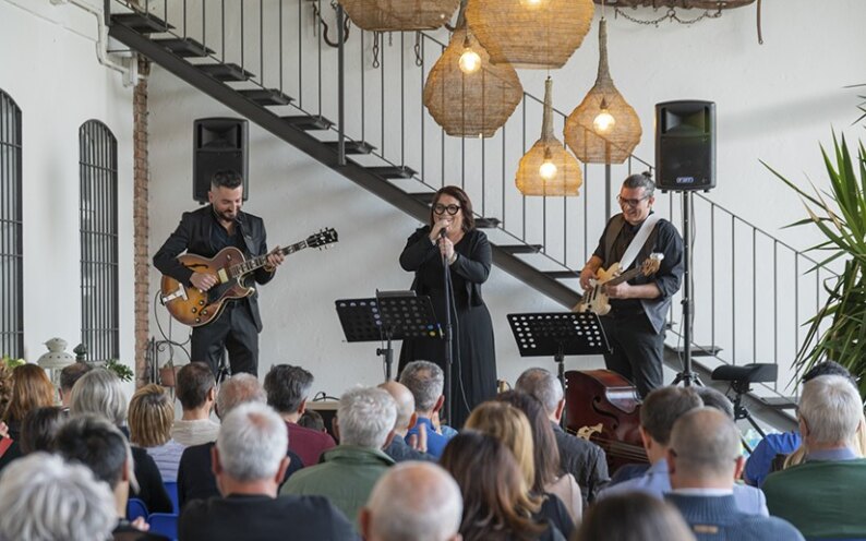 Sirmione, von Mai bis Juni vier Aperitif-Konzerte am Strand