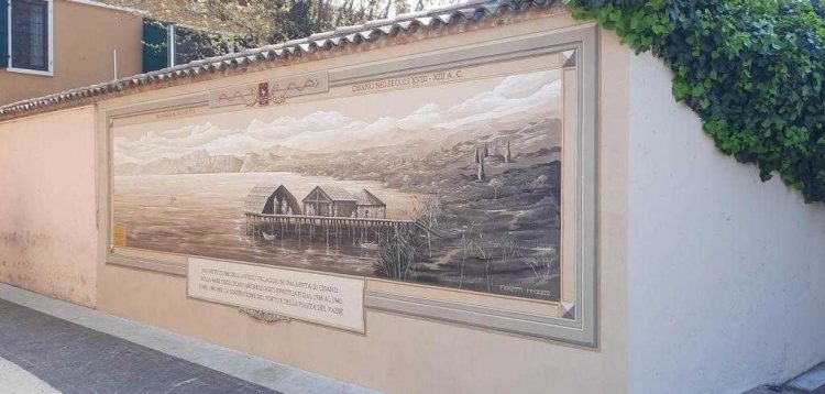 Bardolino: ein Wandgemälde, das Cisano zur Zeit der Pfahlbauten darstellt